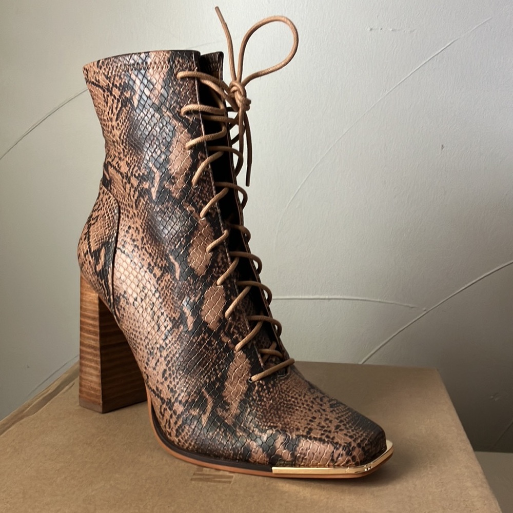 Steve Madden / Size 7.5 / Franny Brown Snake Boots
